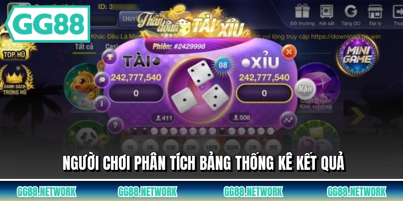 Người chơi phân tích bảng thống kê kết quả